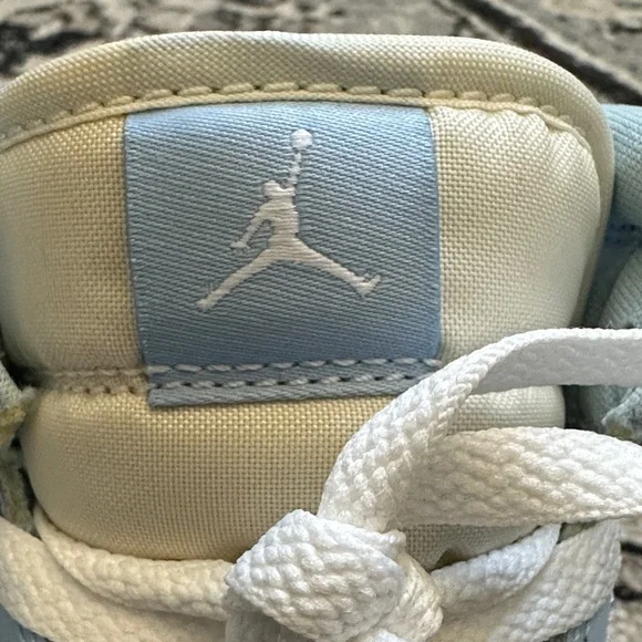 EUC Jordan 1 Mid Sneakers - Size 3Y - Picture 9 of 14